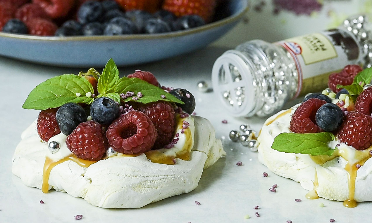 Mini pavlova med vaniljeflødeskum og friske bær