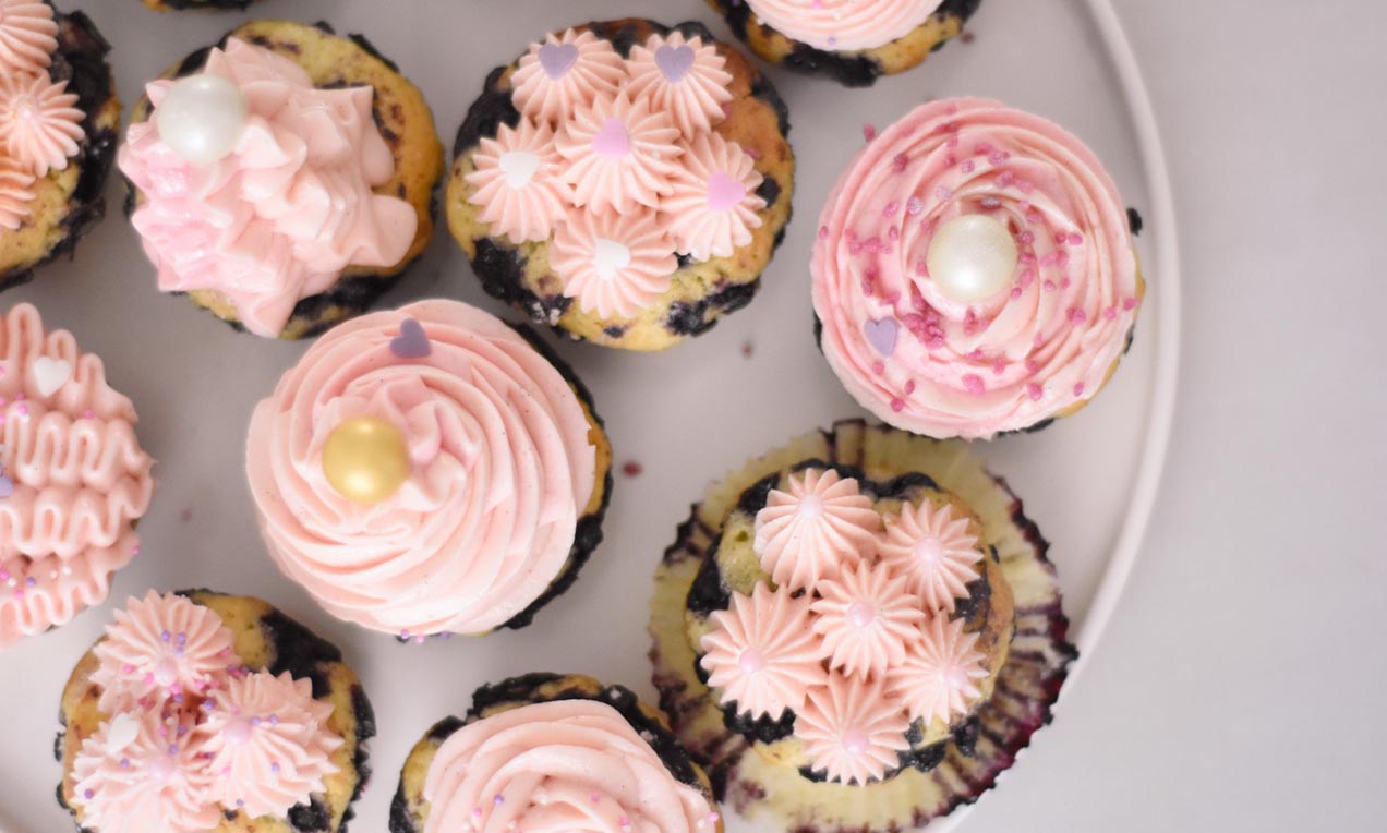 Blåbærmuffin med lyserød frosting | Annemette Voss