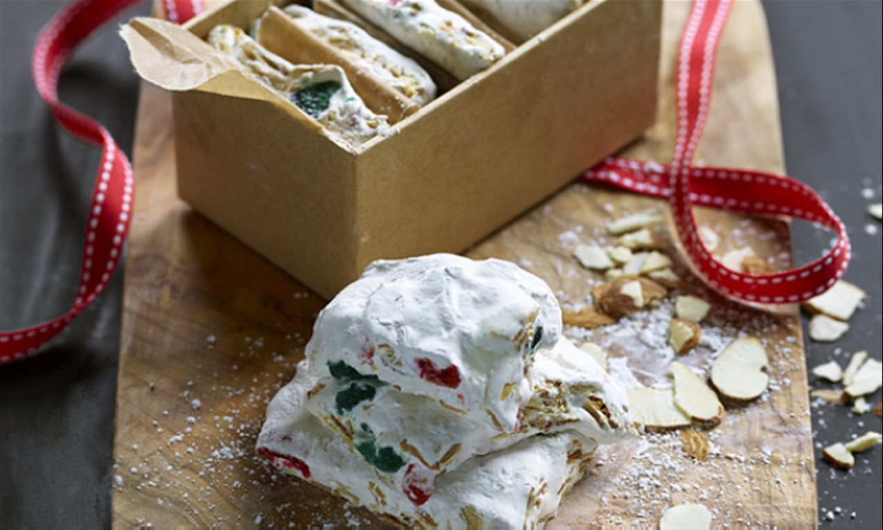 Fransk nougat med ristede mandler og cocktailbær