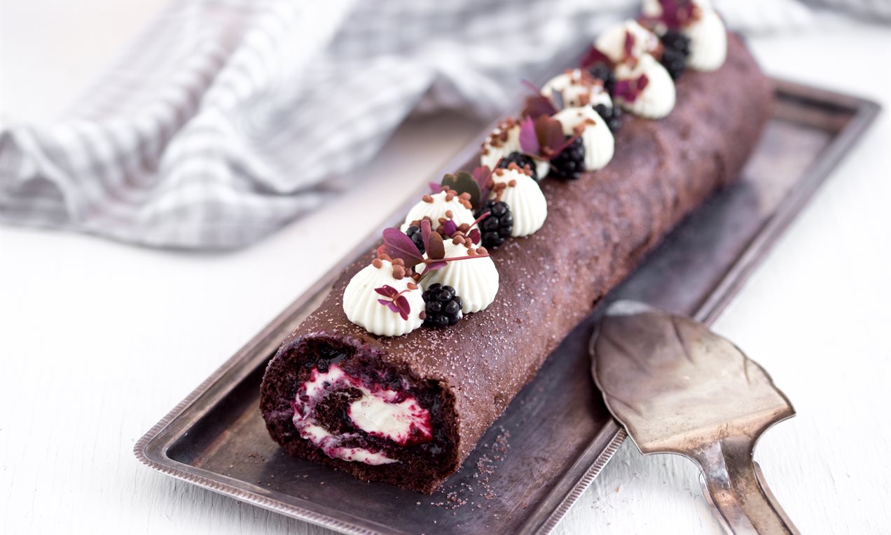Brombærroulade med trøffelbund | Liv Martine