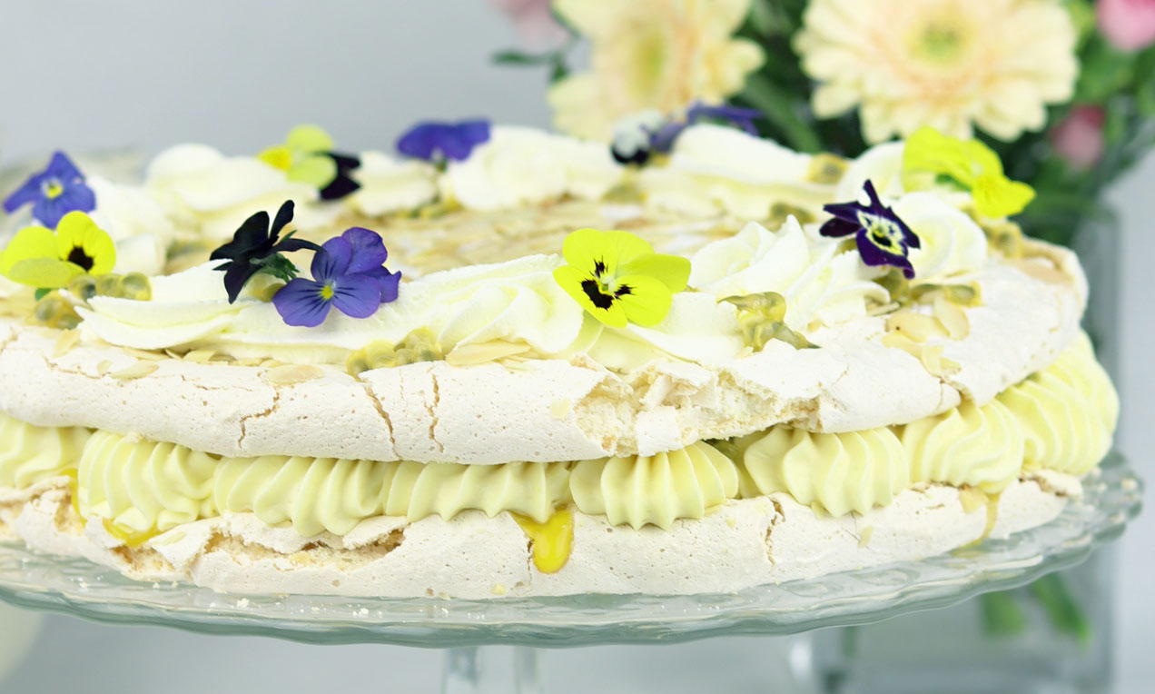 Marengslagkage med citroncreme og passionsfrugt