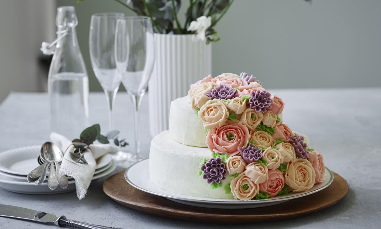 Festkage med chokoladebunde og hyldeblomstmousse