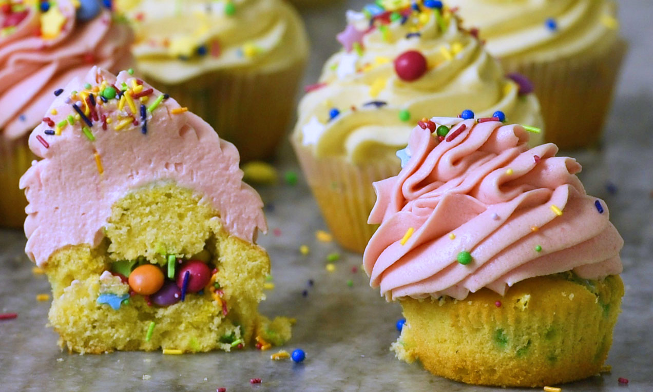 Piñata cupcakes - kager fyldt med chokoladeknapper og krymmel