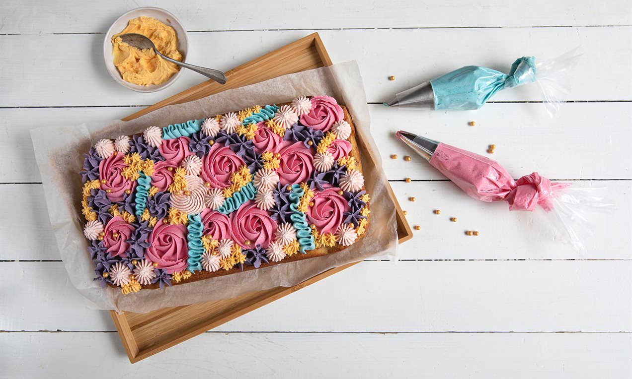 Nem bradepandekage med farverig frosting