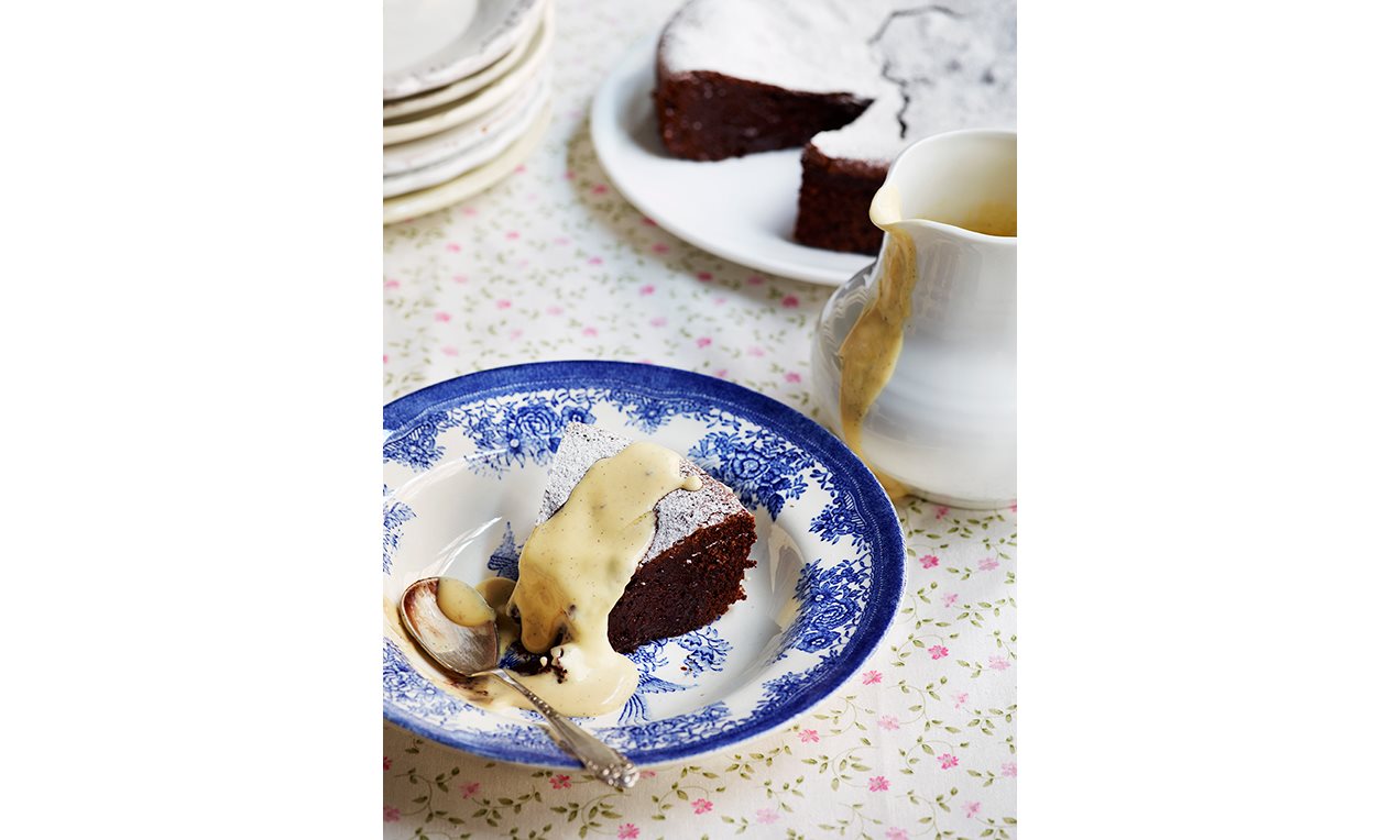 Chokolade-konfektkage med creme anglaise