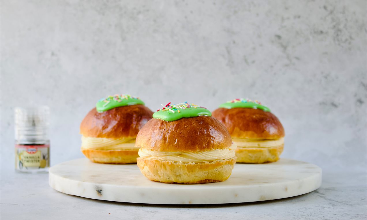 Fastelavnsboller med hindbær og konditorcreme