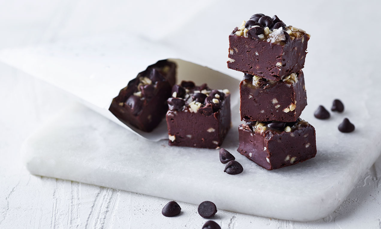 Chokoladefudge med saltkaramel og mandler