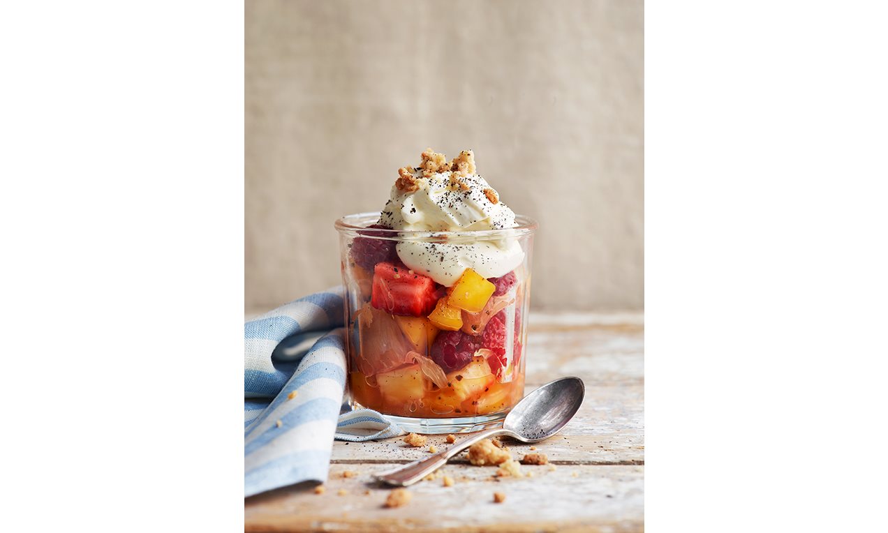 Frugtsalat med vaniljecreme og mandelcrumble