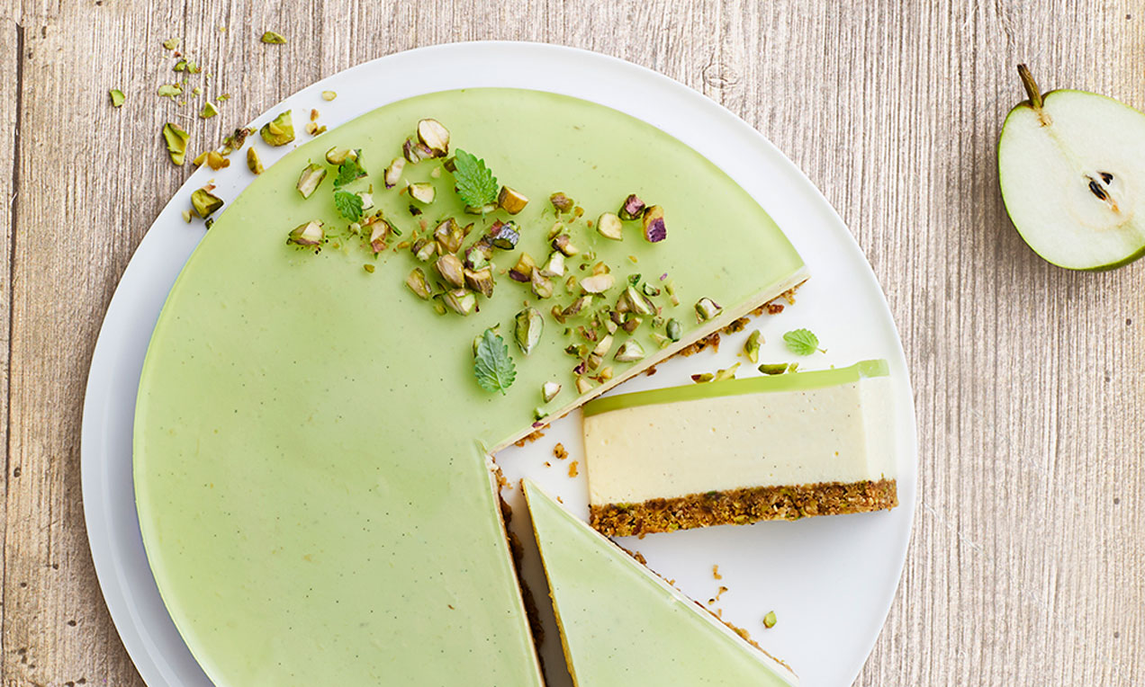 Cheesecake med pære, pistaciebund og limegelé